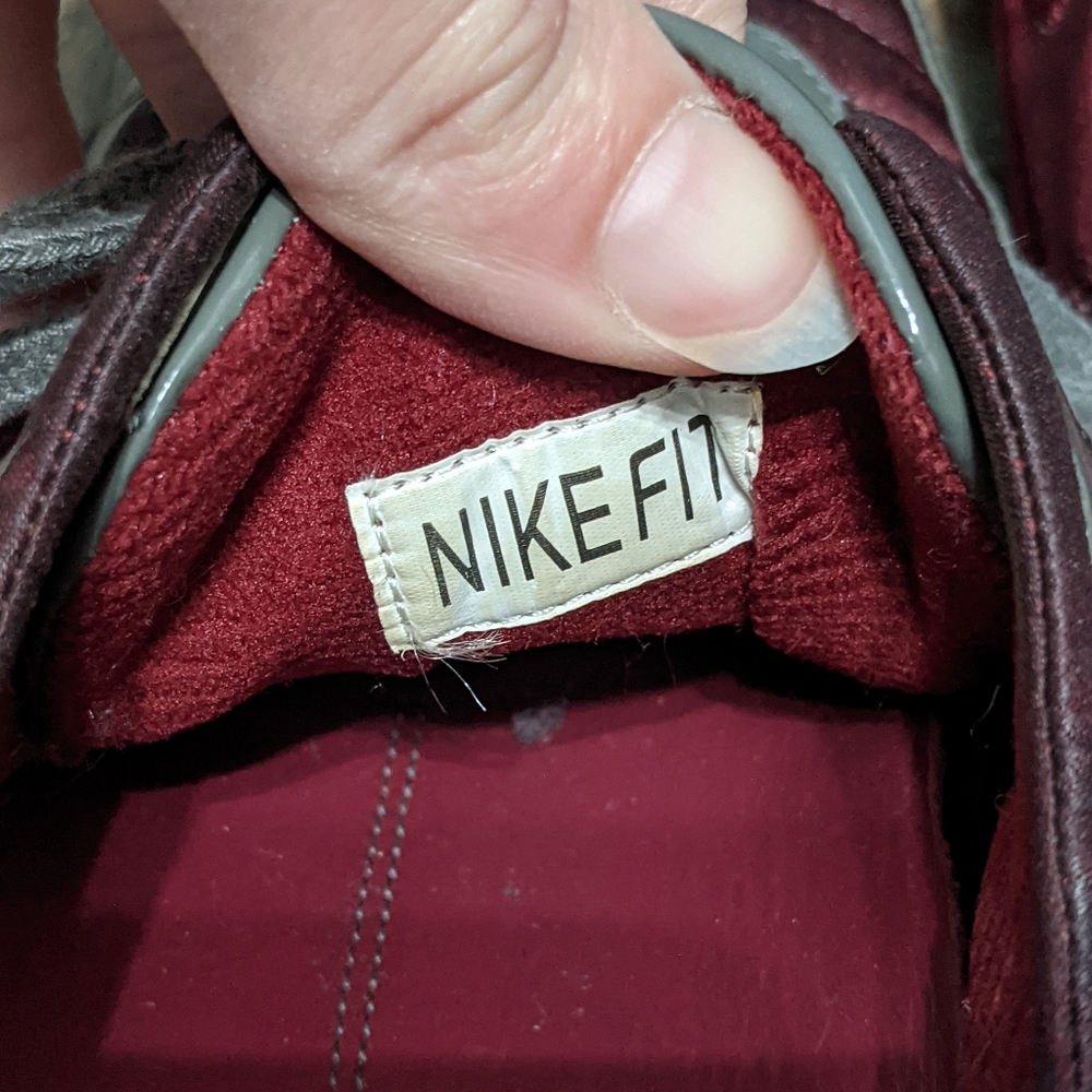 Nike Fit Women's 6 Burgundy Fashion Sneakers - Picture 2 of 7